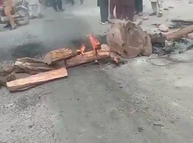 Video preview for سڑکیں بند کرنے اور آگ لگانے کی فوٹیج