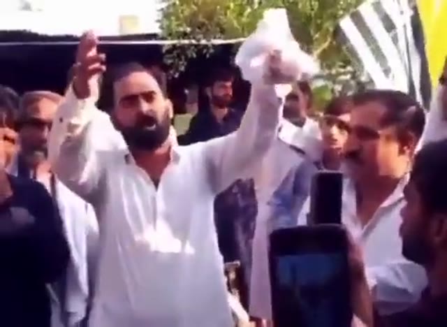 سردار امان کی پاکستان کو پرچم اور شناختی کارڈ واپس کرنے کی تڑی کی ویڈیو جھلک