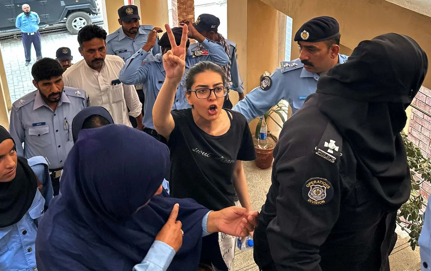 "(ایمان مزاری) پاکستان کی انسانی حقوق کی وکیل"