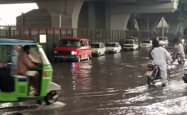 پشاور میں نکاسی آب کا ناکام نظام — شہری مشکلات اور صوبائی حکومت کی نااہلی