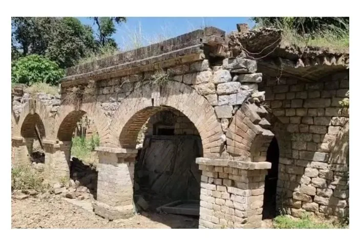 مردان کا تاریخی ریسٹ ہاؤس کھنڈر بن گیا: کے پی حکومت کی غفلت سے ثقافتی ورثہ تباہ
